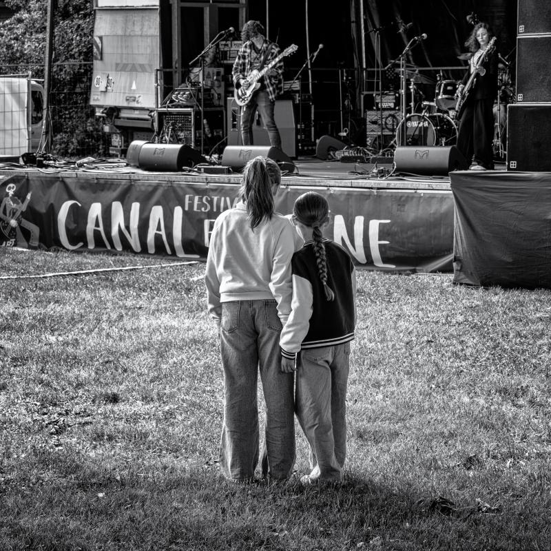 Deux fillettes regardant une répétition de spectacle en plein air