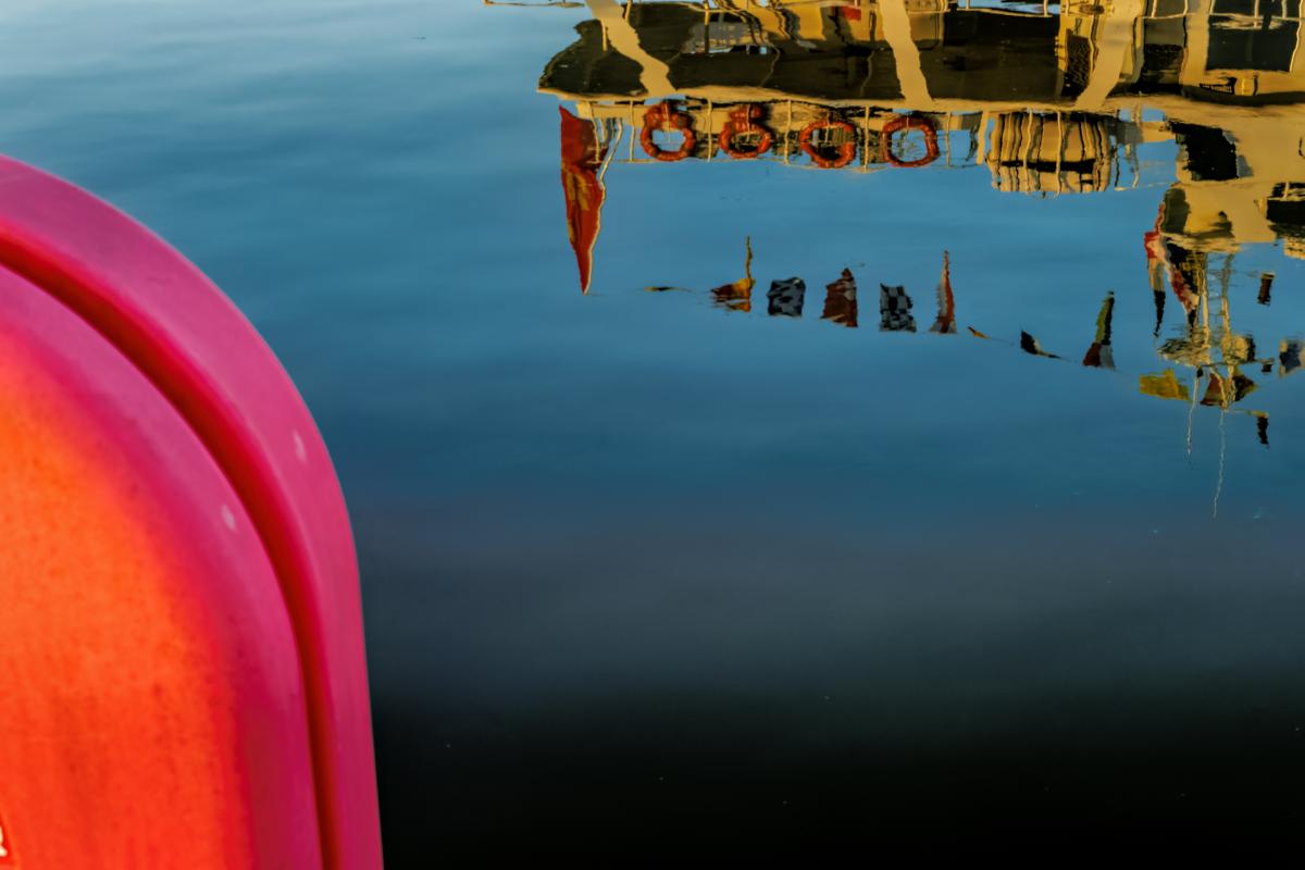 reflets dans le port