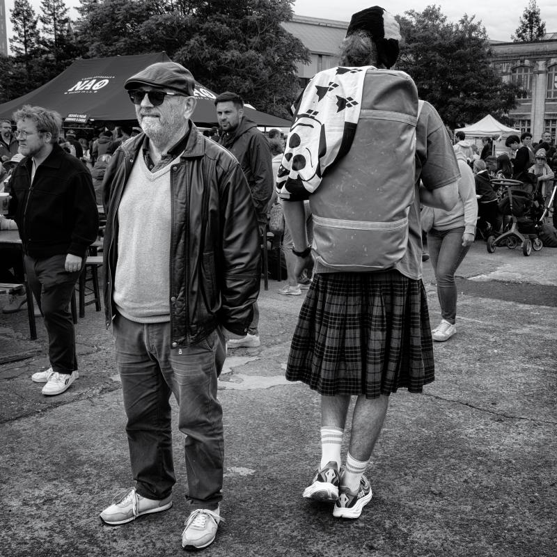 deux homme se croisant, l'un des deux en kilt