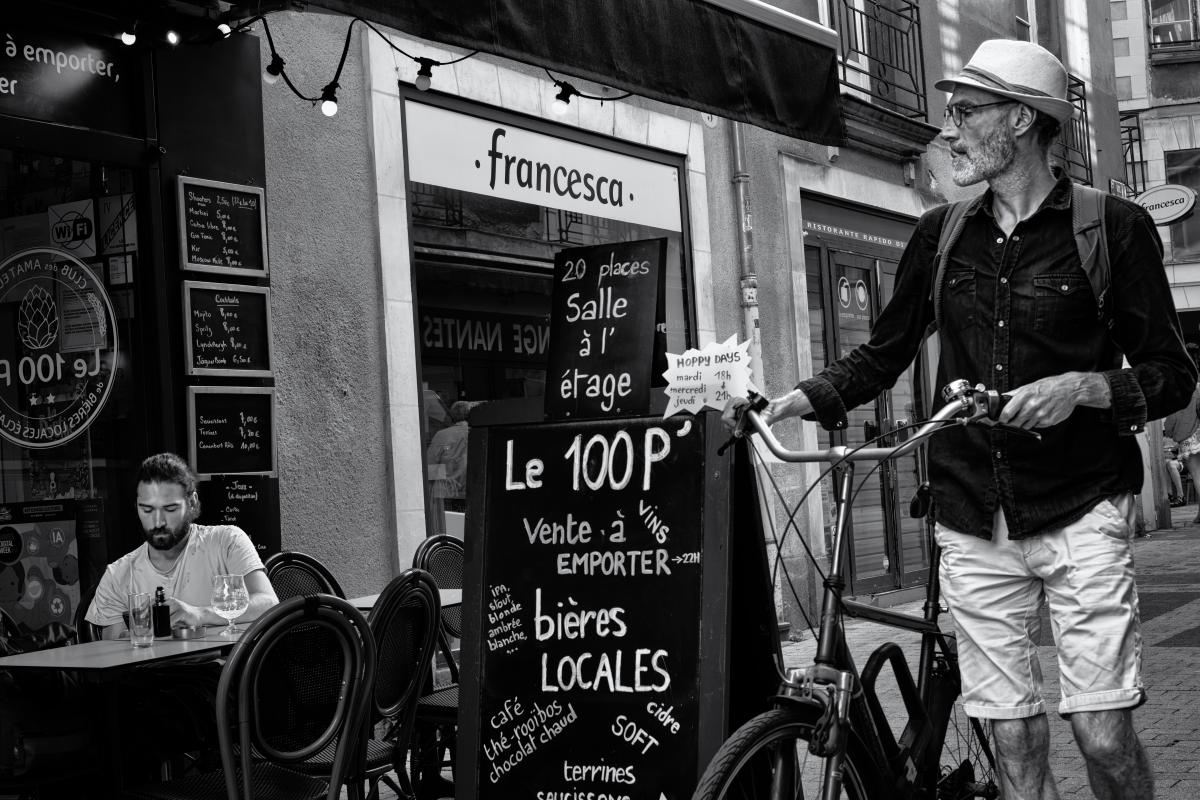 Homme marchant à vélo dans une rue piétonne