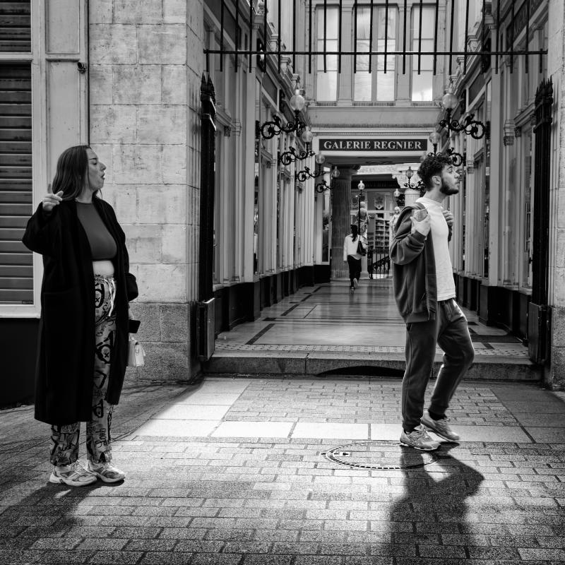 un couple avec une gestuelle accentuée