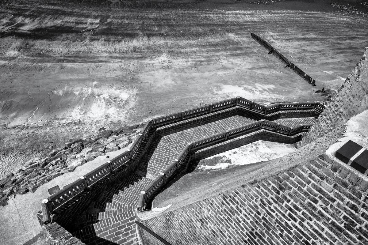 escaliers menant à la plage de Villerville, vue de haut, en noir et blanc