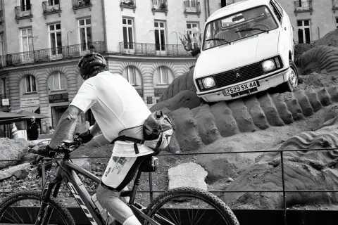 Cycliste passant devant une oeuvre du Voyage à Nantes
