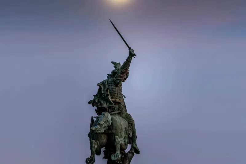 Statue de Vercingétorix à Clermont-Ferrant à l'heure bleue sous la lune