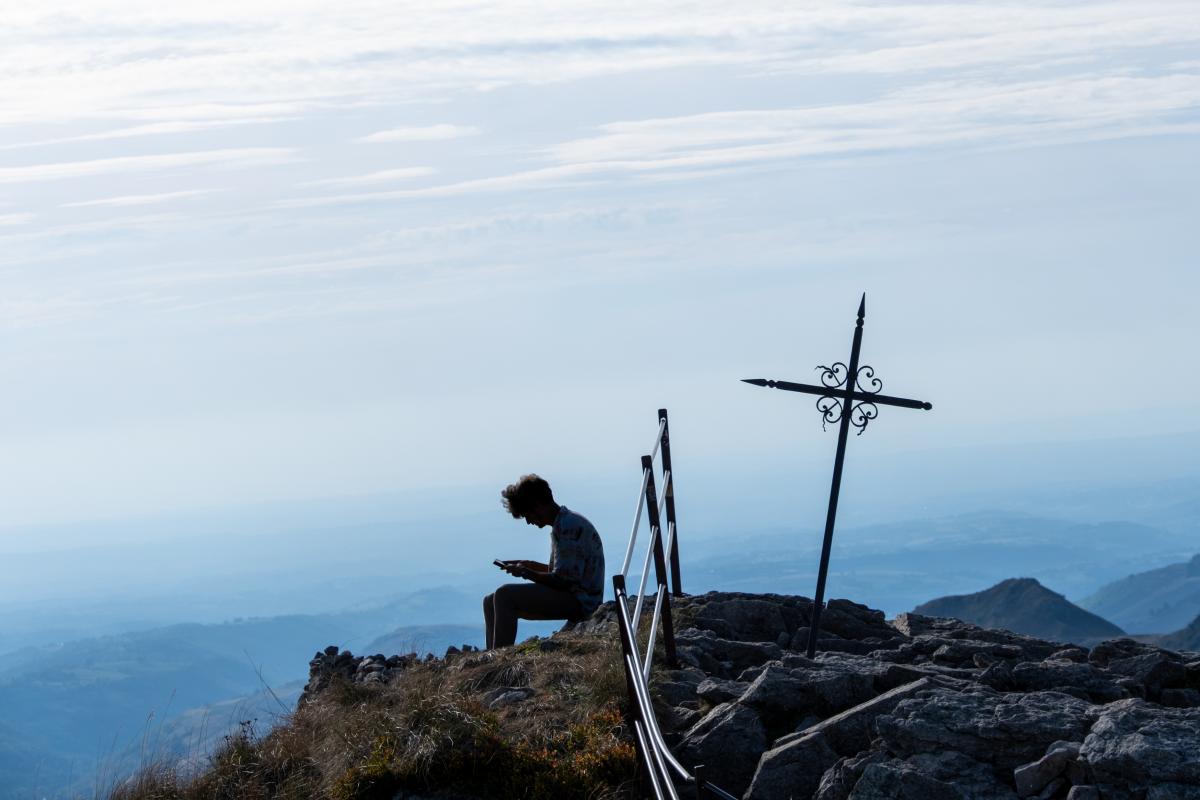Homme à contrejour au sommet du Puy Mary