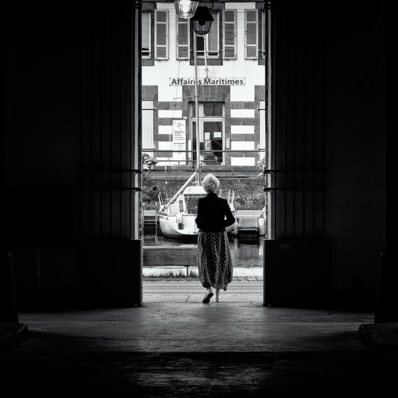 Femme à la sortie de la Manufacture des Tabacs de Morlaix