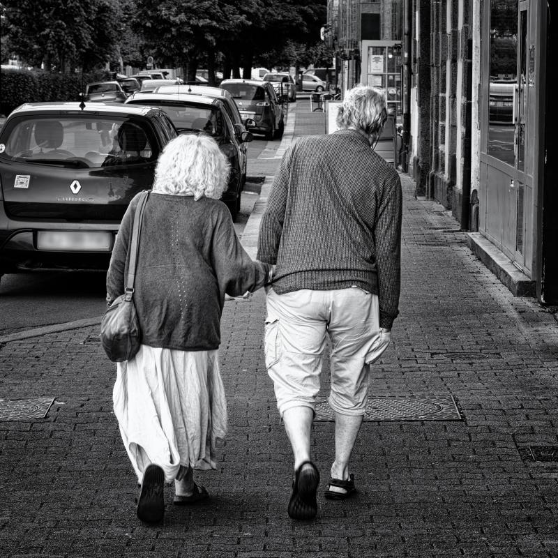 photo de rue d'un couple vu de dos