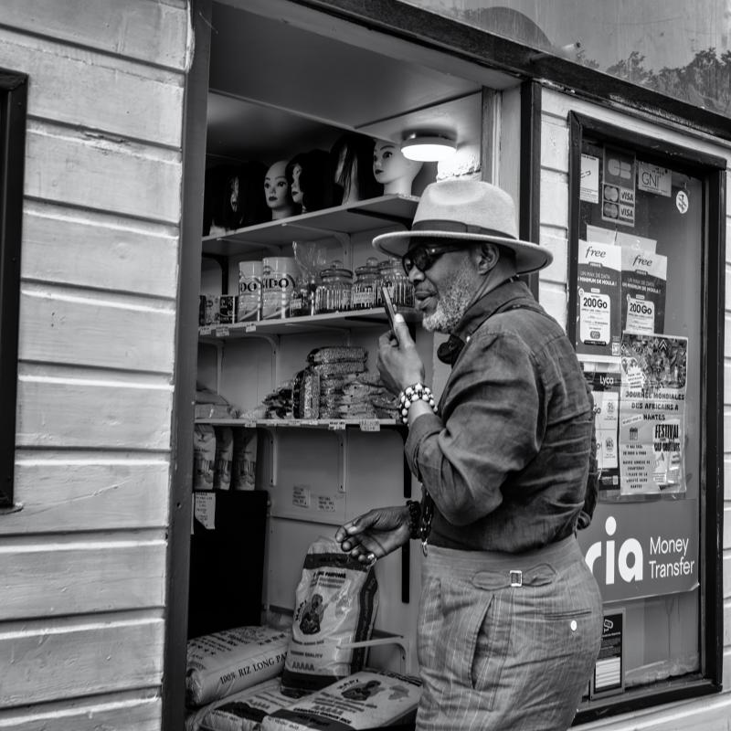 Photo de rue à Nantes homme rentrant dans sa petite boutique