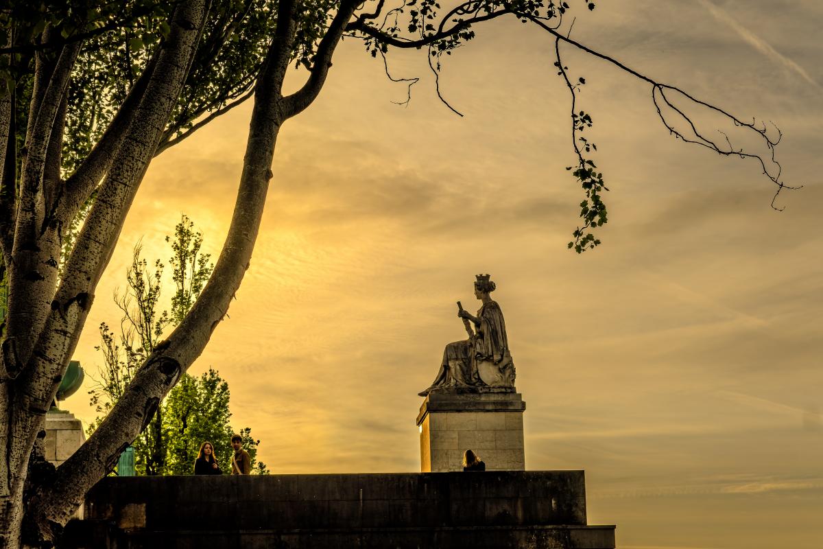 Statue au coucher du soleil à Paris