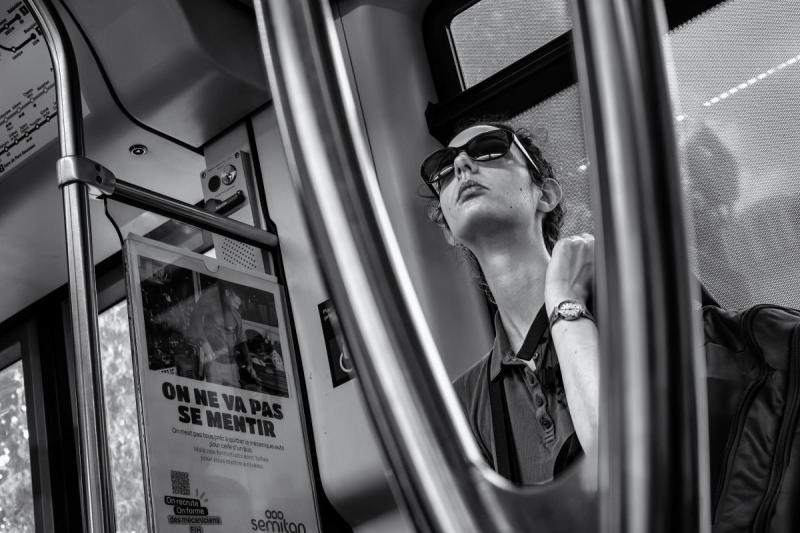 Photo d'une femme prise dans le tramway de Nantes