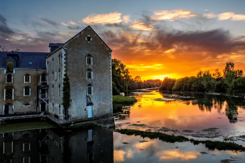 Le grand moulin de Malicorne au coucher du soleil