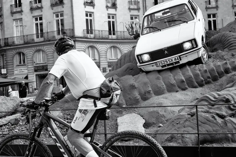 Cycliste passant devant une oeuvre du Voyage à Nantes